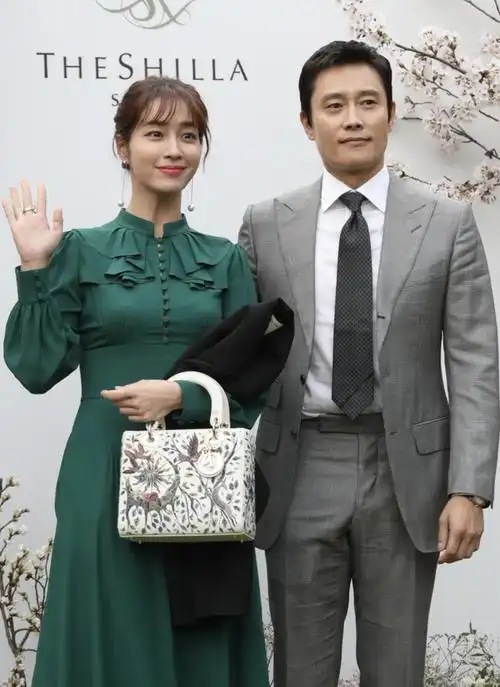 韩国女星李贞贤嫁整容医生拒绝丈夫公开露脸,郑秀文曾翻唱代表作