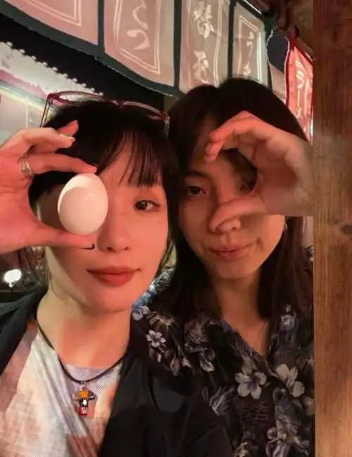 哈拉木吉官宣恋情后首亮相##哈拉木吉与女友合体米兰看秀