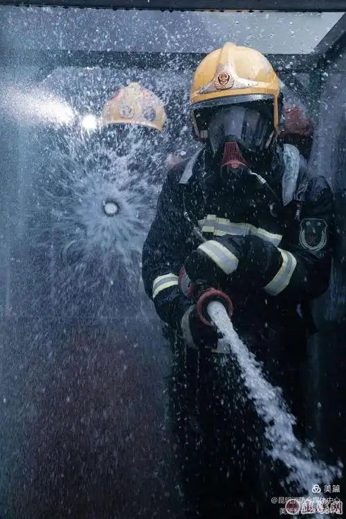 中国消防员他的肩膀永远温暖宽厚
