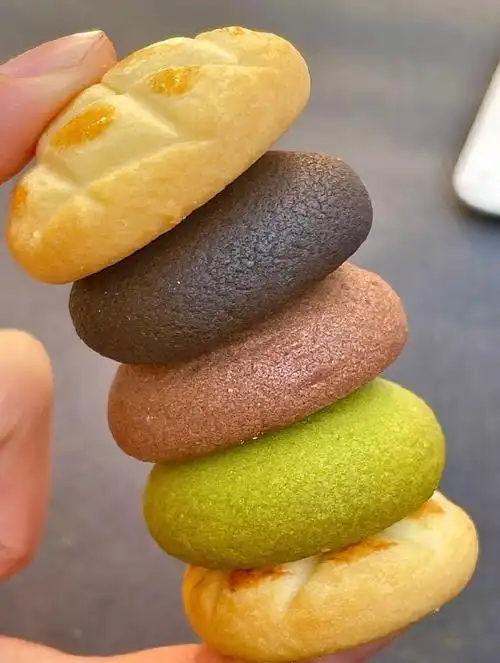 可以放心炫!外皮酥香可口,里头的内陷软糯绵密!