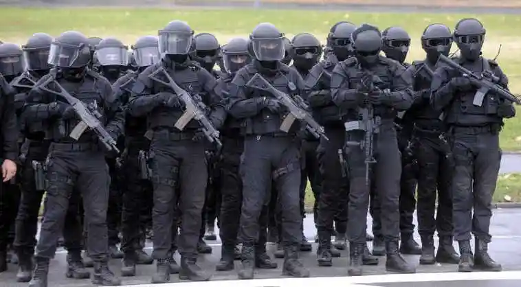 特警队里的两个狙击手