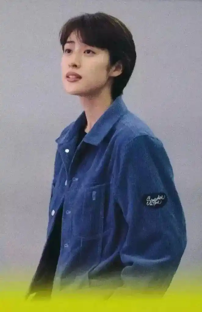 图源:网络入校后不久,身高172cm的天海佑希被分入男役,当时的她并没有