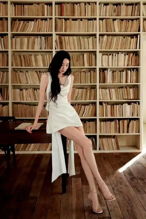 张艺凡 白色短裙 一字带高跟鞋 太美了!