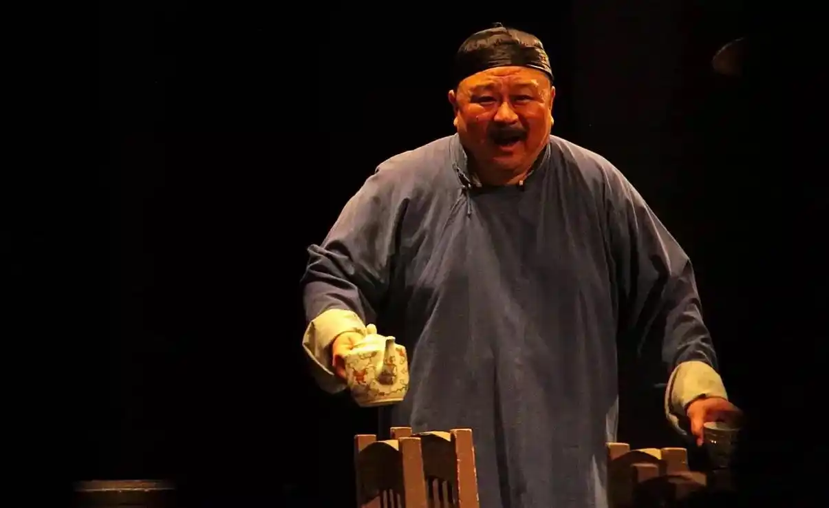 这是当年我镜头下的经典话剧《茶馆》,拍摄于舞台的后台和侧幕条 - 抖