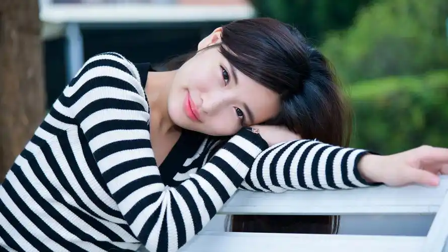 漂亮长发女孩甜美笑容美女壁纸