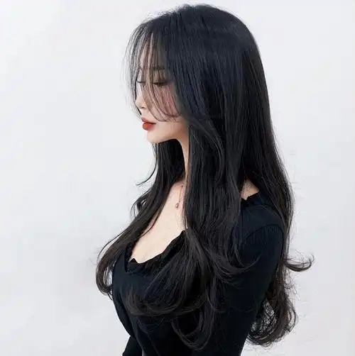 放弃你的黑长直吧!今年春天流行这3款长卷发,时髦减龄还显脸小