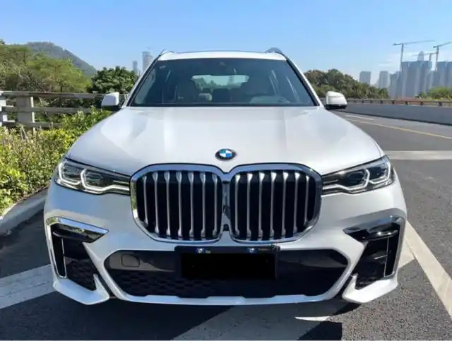 我们现在看到的这辆白色宝马x7是福建一位车友花了118万元买的,宝马x7