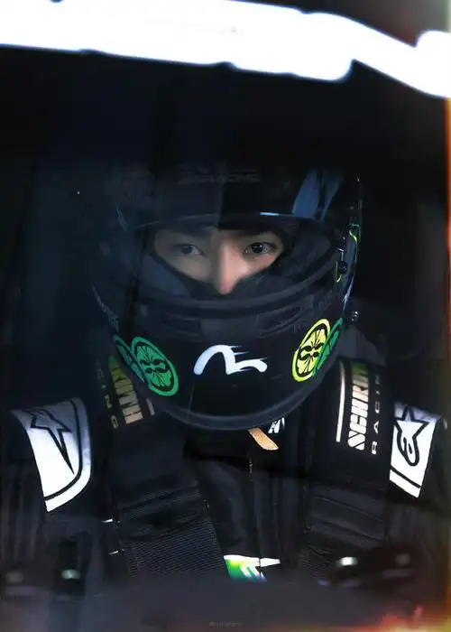 王一博平安喜乐#wyb#向全世界安利王一博#王一博骑摩托车,开赛车体验