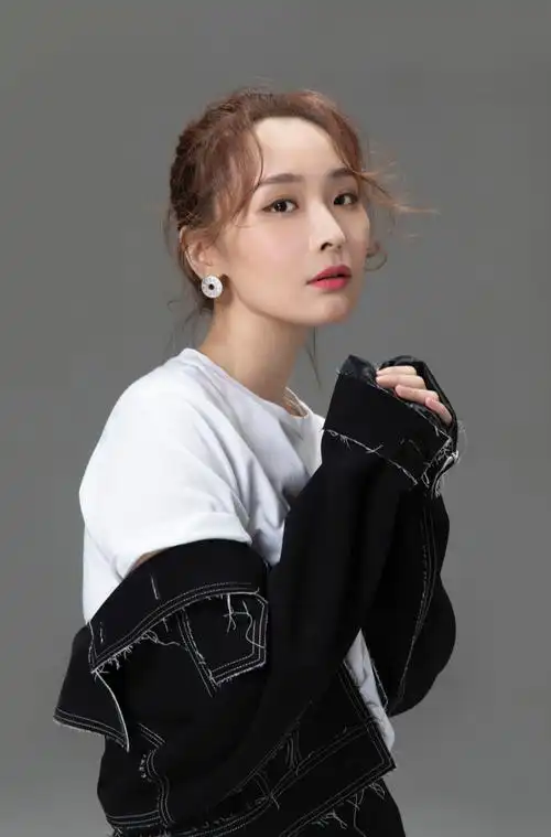 李曼最新写真曝光牛仔外套撞流苏裙演绎别样魅力