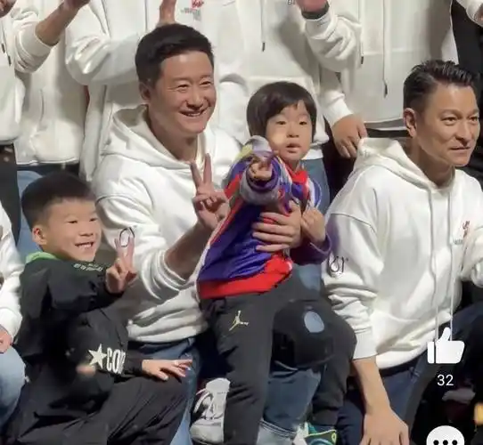 吴京俩儿子近照曝光,长相引发热议,有人说孩子长得不像吴京_谢楠_吴悠