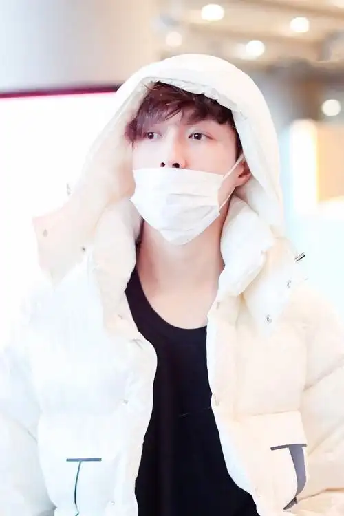 张艺兴穿白色羽绒服配黑色长裤现身 口罩遮面可爱清新帅气十足