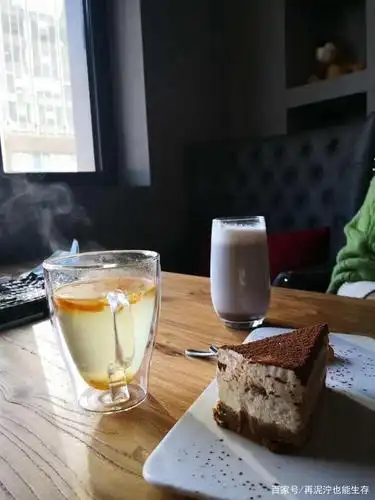 《下午茶》 文/君子     很久没有到店里喝咖啡 了,今儿,开车和女儿去