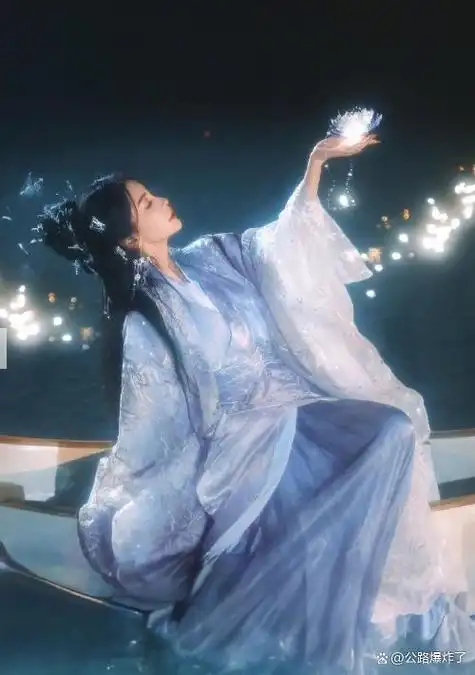 angelababy一袭蓝紫色古装长裙,好似仙女下凡