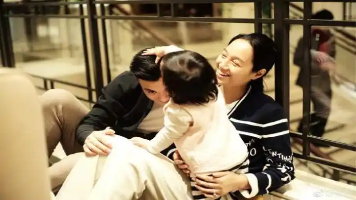 2月24日晚,朱丹通过微博分享女儿高烧,自己作为新手妈妈