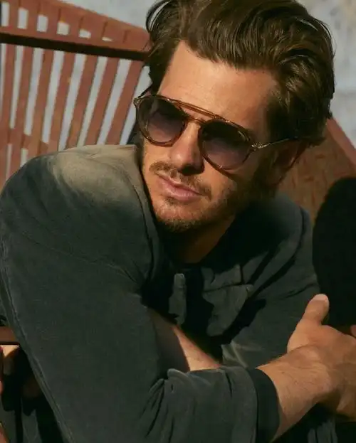 蜘蛛侠安德鲁加菲尔德杂志大片秋日型男风度翩翩