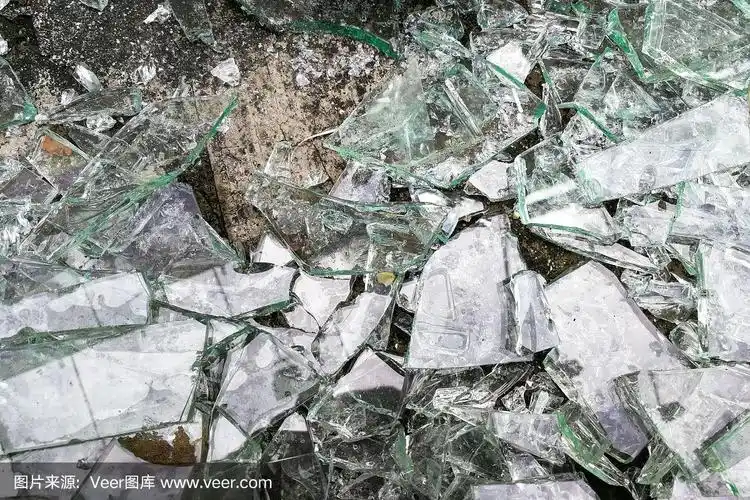 地上有一堆锋利的碎玻璃碎片
