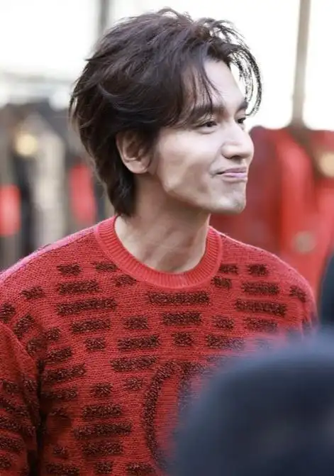 言承旭脚踩黑色皮鞋,还留着英俊的发型,给人一种风采不减当年的感觉.