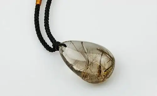 烟水晶发源地在苏格兰,主要产地有巴西,美国,非洲等.烟晶吊坠