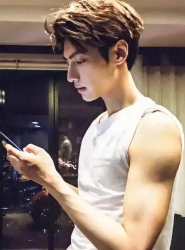 08 任嘉伦之前任嘉伦在微博晒出了一张健身完之后的照片,照片中的他