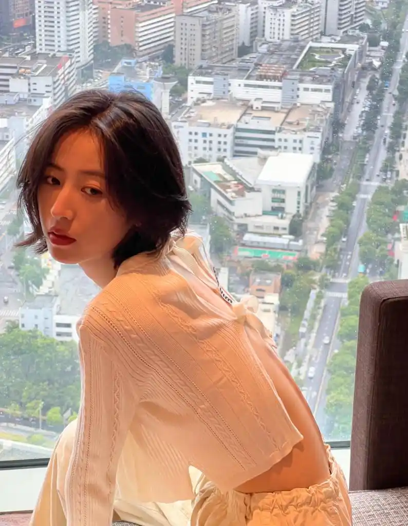 周雨彤发布一组天台随拍 恣意回眸大秀精致颜值