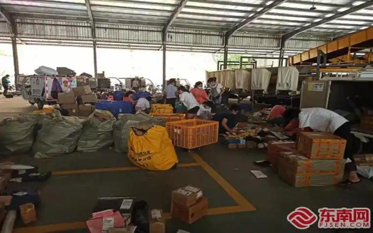 福建莆田:小包裹里有大生活 聆听疫情下快递人的奋斗故事