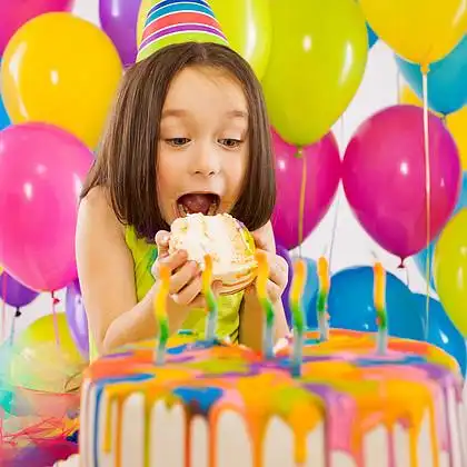 快乐小女孩生日聚会蛋糕的肖像