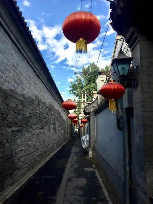 老北京 胡同 夹道 红灯笼 蓝天白云 夏日 清新