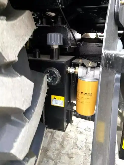 下图为不带独立液压油箱和带独立液压油箱的对比总结新款东方红lx1604