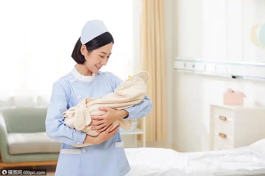 高档月子中心护工抱着婴儿形象宝宝服务