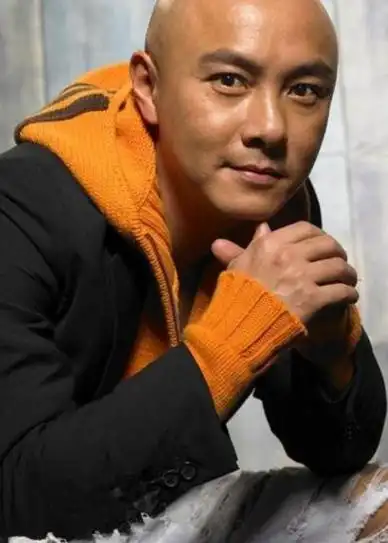 56岁张卫健晒出近照年过半百膝下无子让人心酸不已