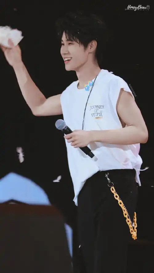 张真源海口演唱会舞台照饭拍