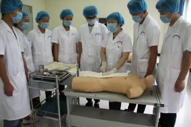 王化玲教授进行腹腔穿刺术示教