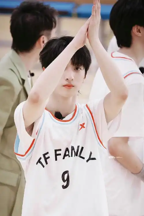 严浩翔初中打篮球旧照