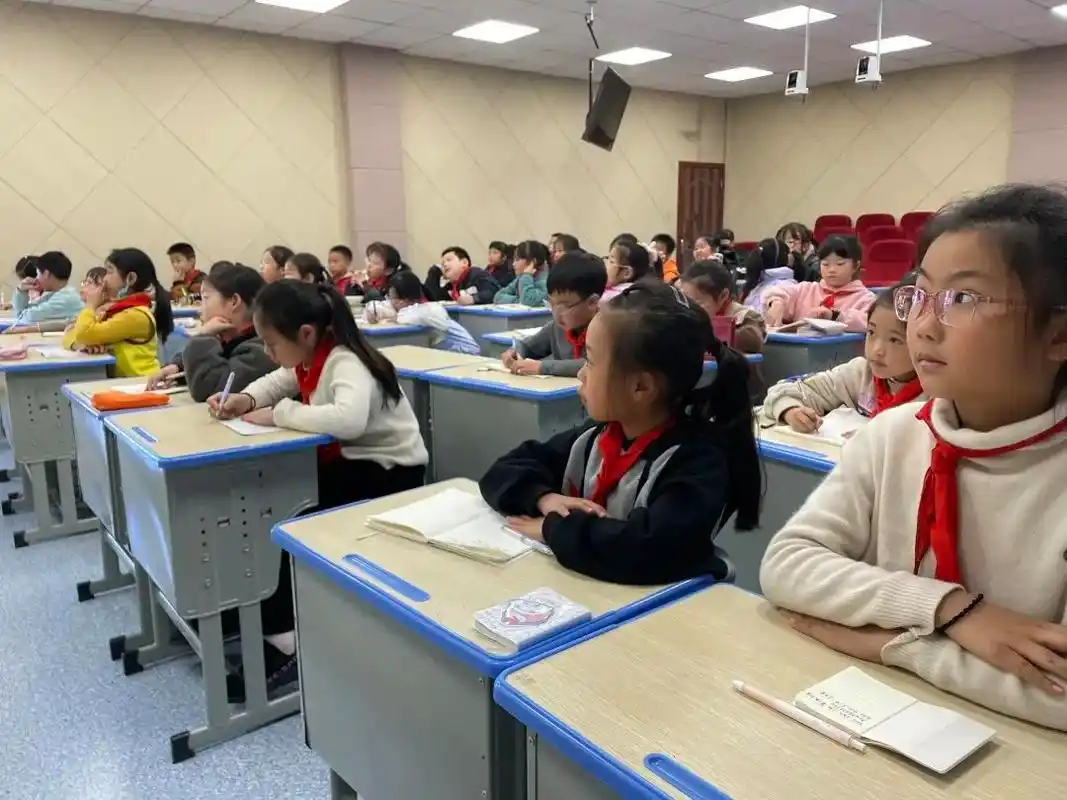 桐庐县学府小学蓝媒小记者零距离与新闻报道碰个面