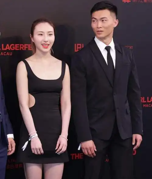 何超云庆生,消防员男友全程隐身,是因为被嘲"软饭男"破大防?