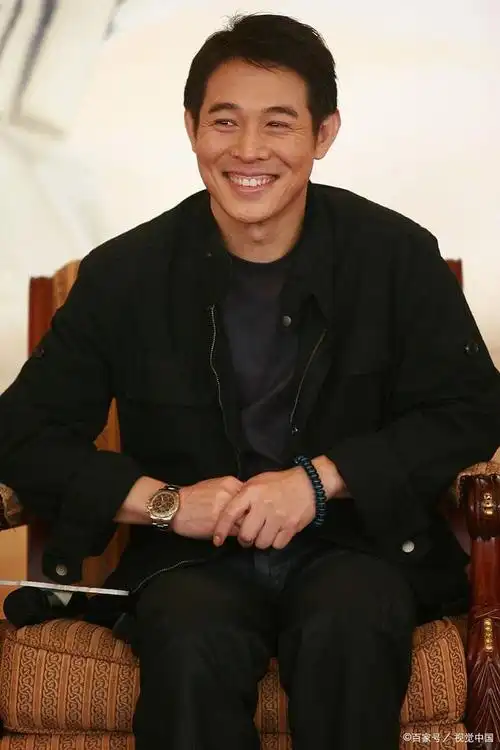 60岁李连杰回国拍广告,双眼突出面部僵硬,身体状况引人担忧