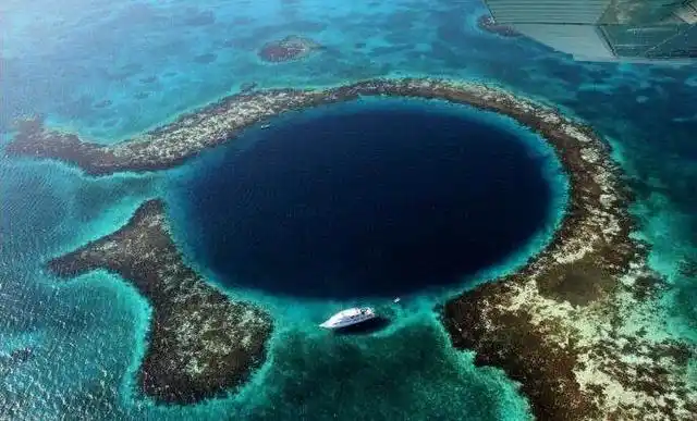 神奇的海眼人们称之为蓝洞