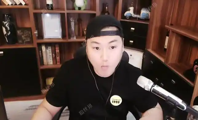 太形象了yy上的六大门派围攻光明顶阿哲就是张无忌现实写照