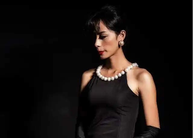 漫反射的运用在人像摄影中,我们要避免直射光的照射,因为直射光会形成