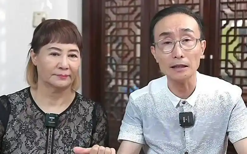 巩汉林夫妇直播怀念老艺术家赵丽蓉,几度哽咽,眼眶通红让人动容