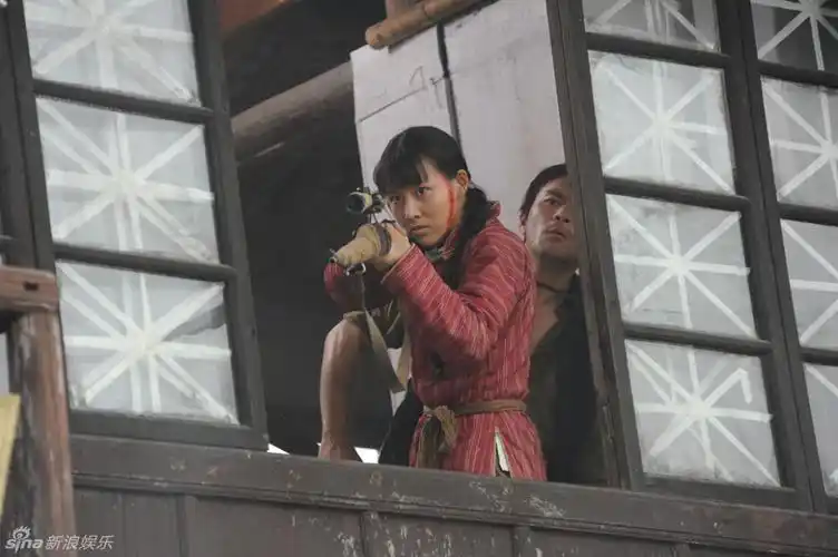 组图:《神枪》将播 贾青英勇救人_高清图集_新浪网