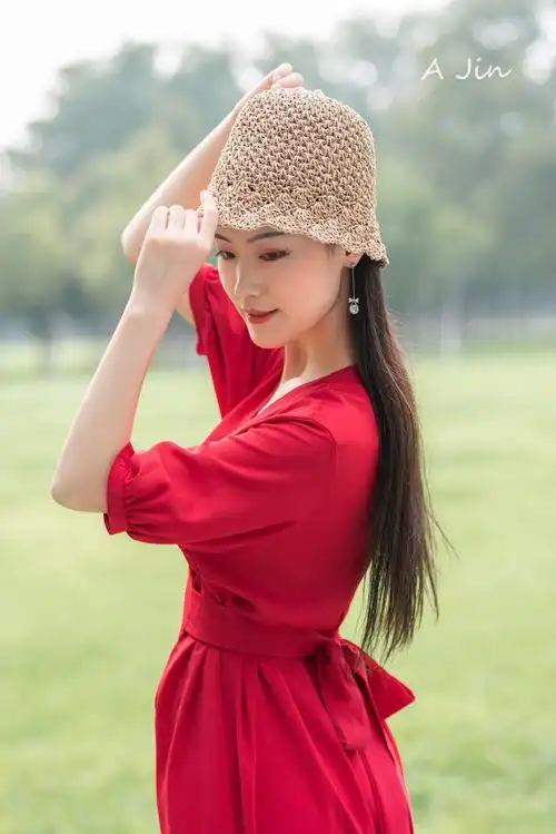 《红衣少女她叫"希儿吖"》