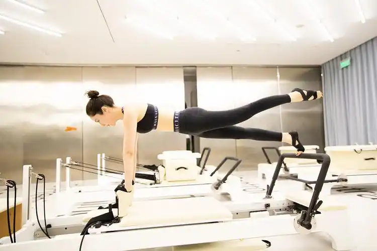 腿长任性!董璇健身房挥洒汗水 绝美身材大秀标准一字马