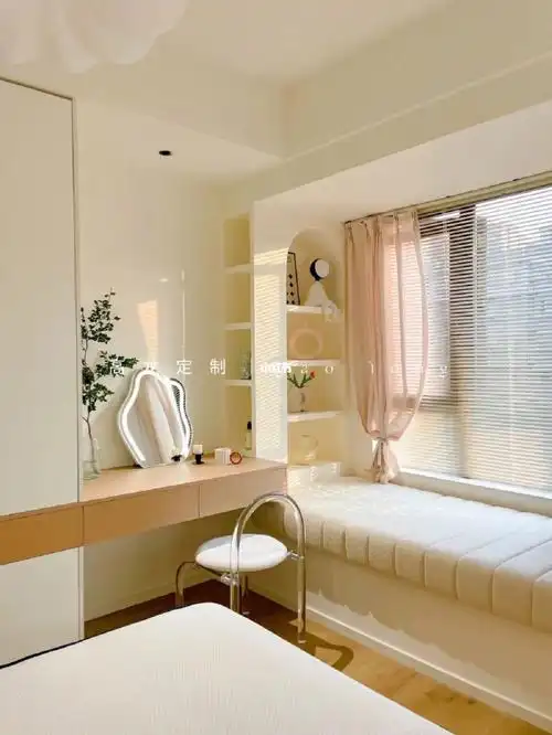 拥有超大飘窗柜77整排衣柜77梳妆台的主卧