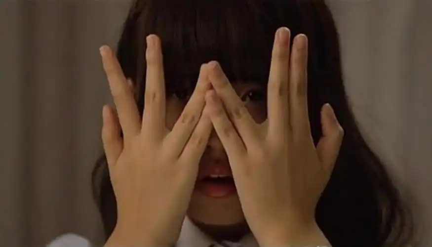 金所炫扮演张鸽琳捂着脸偷看的表情