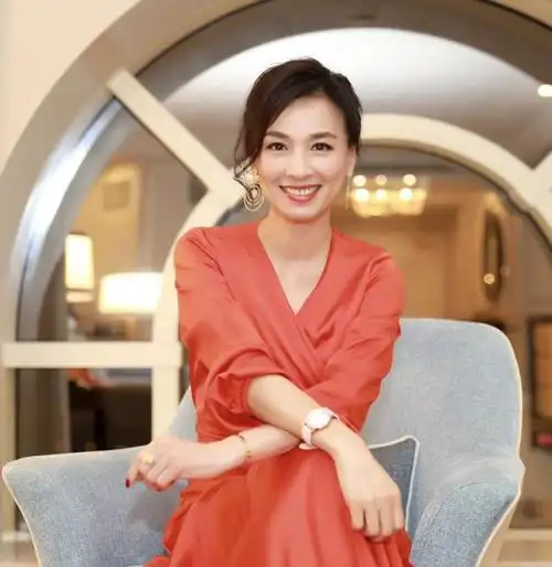 的修饰女性的身材,融合了v领设计的连衣裙完美展现了张庭优美的身姿