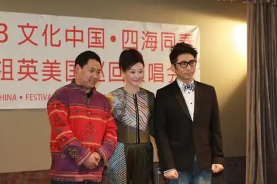 中国著名歌星沙宝亮(右),泽旺多吉(左)将与"民歌天后"宋祖英同台