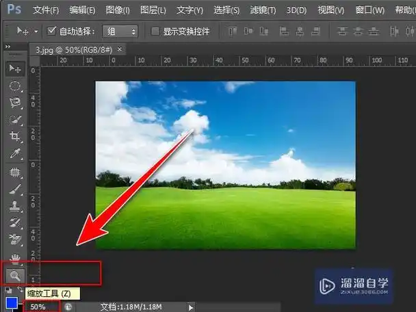 工具栏上形状为放大镜的按钮就是ps中的缩放工具,它的快捷键是"z",也