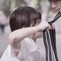 摸头的情侣头像真人男女摸头情头一对高清