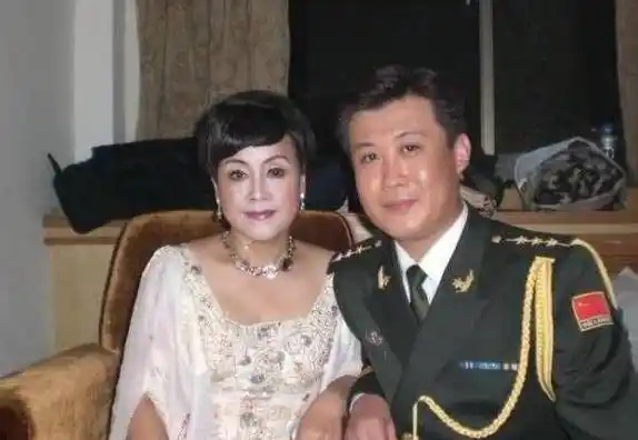 女歌手:不惧人言嫁老师,二婚嫁红二代粉丝,如今却只能孤独终老_金铁霖